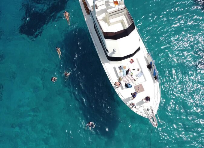 Hatteras 52 Yacht: Luxury Vessel (16m, Max 12 Passengers)